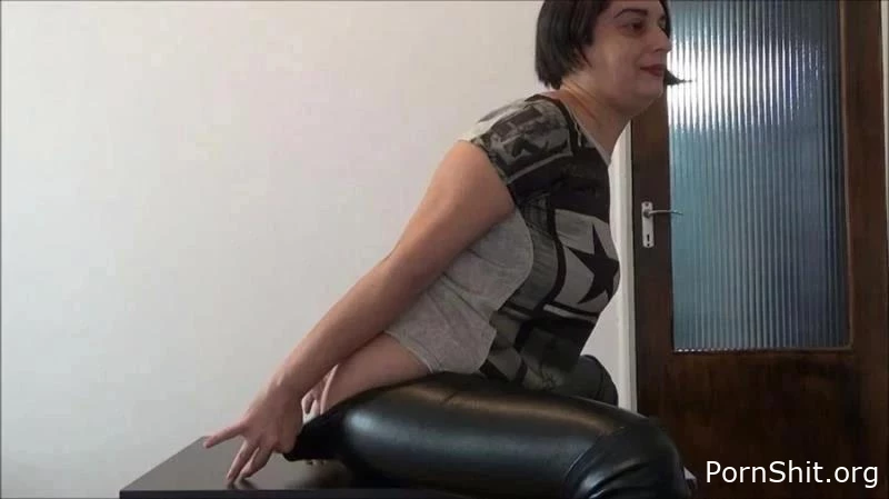 Mistress Roberta – Diarrhea in pants pov - Playing In Shit, Scat Movie, Time Scat